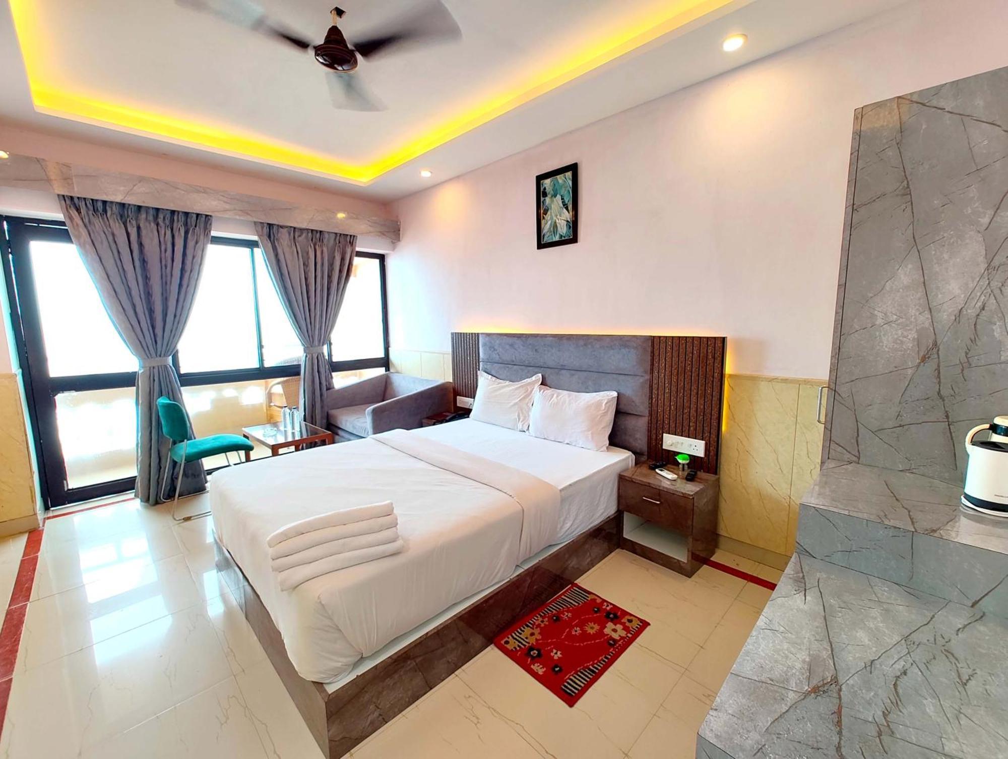 Sea View Dreamland Near Jagannath Temple - Lift-wifi-parking And Restaurant Facilities - Sea Facing With Attached Balcony - Rated Luxuary In